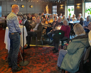 Thorvald Freiholtz hälsar gästerna välkomna